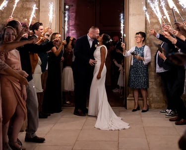 un couple de mariés s'embrassant devant leurs invités