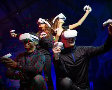 Cuatro jovenes posan con gafas de realidad virtual