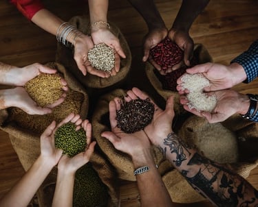 Carrello della spesa pieno di prodotti alimentari freschi e vegetali, simbolo dell'attivismo economi