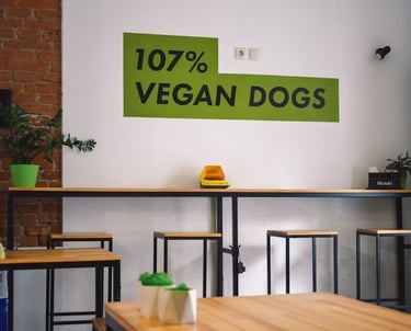 immagine di ristorante con insegna verde che indica 107% cani vegani usato per marketing ingannevole