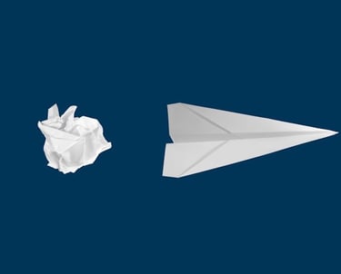 immagine di una pallina di carta che viene trasformata in un aereo