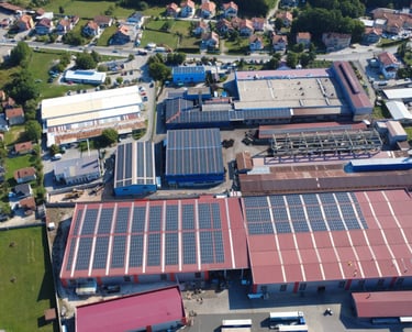 Solarni paneli na krovu industrijskog objekta solarne elektrane za pravna lica