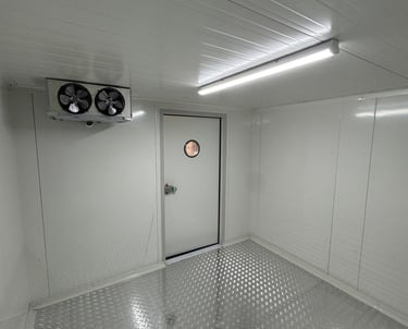 walk-in freezer room with monoblock unit