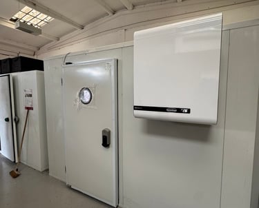 walk-in freezer room with straddle unit