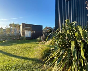 Vistas al parque arbolado, en alojamiento tiny house a metros del mar