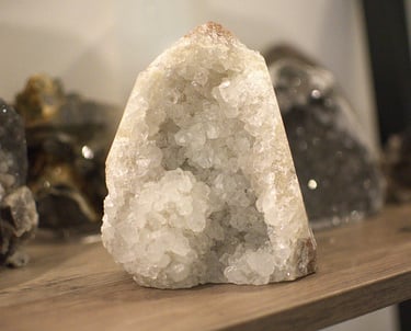 White Quartz geode kg