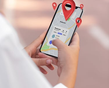 Mano sosteniendo un teléfono móvil con un mapa y varios pines de ubicación resaltando negocios local