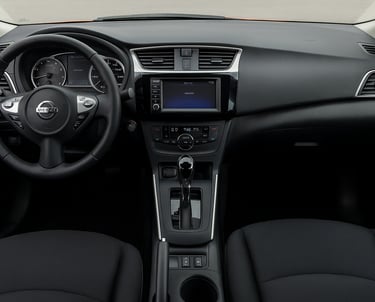 Interior do Nissan Sentra 2018, mostrando painel, volante multifuncional e câmbio automático no cons