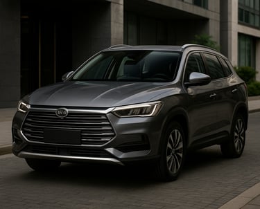 BYD Song Pro cinza estacionado em rua urbana, destaque para design frontal moderno