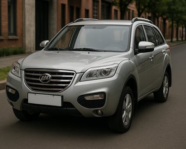 Lifan SUV prateado estacionado em rua urbana, visto em ângulo três quartos, com destaque para a grad