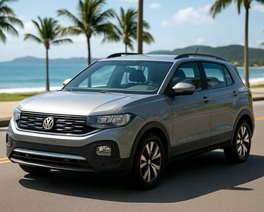 Volkswagen T-Cross 2019 prateado estacionado em avenida litorânea com palmeiras e mar ao fundo