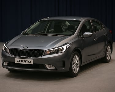 Kia Cerato 2017 cinza em exposição de carros, com iluminação de showroom e fundo escuro elegante.