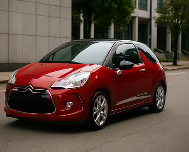 Citroën DS3 vermelho esportivo com teto preto e faróis em LED, estacionado em rua urbana.