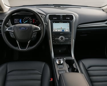 Interior do Ford Fusion 2018 com painel multimídia, volante multifuncional e bancos de couro.
