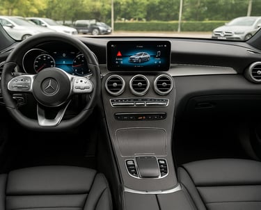 Interior de Mercedes-Benz Avantgarde usado com painel digital e volante esportivo