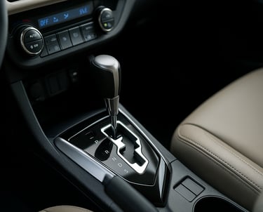 Interior de um Toyota Corolla com foco na alavanca do câmbio automático no console central