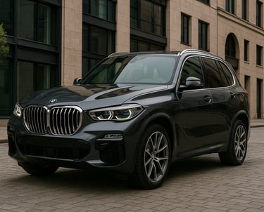 BMW X5 xDrive30d estacionado em ambiente urbano de luxo durante o dia, com luz natural e margens lat