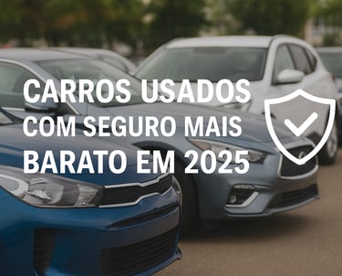 Fila de carros usados estacionados em pátio ao ar livre, com destaque para um sedã azul em primeiro 