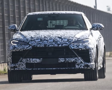 novo Lamborghini Urus com surpresa sob o capô flagrado em testes com camuflagem