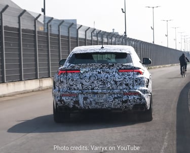 novo Lamborghini Urus com surpresa sob o capô visto pela traseira em testes camuflado