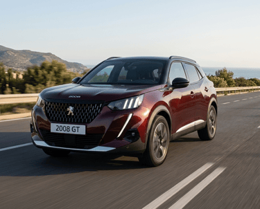 Peugeot 2008 GT Hybrid SUV híbrido rodando em rodovia