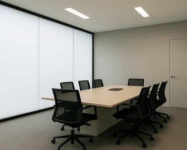 Sala riunioni moderna con pareti in vetro opacizzate da pellicola LCD, ambiente ordinato.