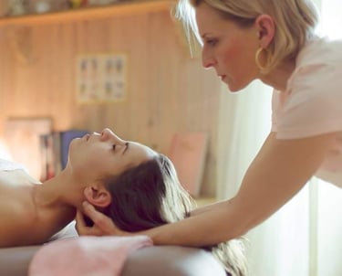 Mouvements doux sur le visage, la nuque et le crâne pour calmer le système nerveux