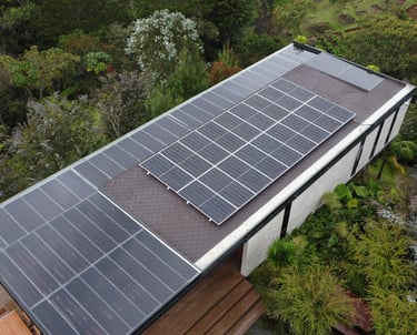 Techo con instalación de paneles solares para generar energía solar en Colombia