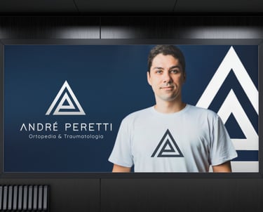 Painel azul com logotipo triangular, nome André Peretti e texto “Ortopedia & Traumatologia”.