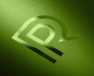 Logotipo metálico verde em relevo, formando as letras “P” e “R” entrelaçadas de maneira abstrata.