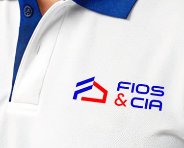 Camisa branca com logo Fios & Cia em azul e vermelho, ao lado de símbolo geométrico estilizado.