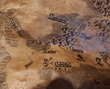 Carte parcheminée antique de fantasy avec villes et forêts sauvages.