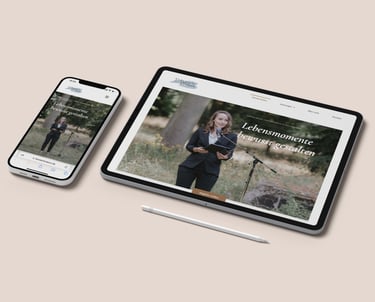 ein tablet und ein smartphone mit bildern einer website