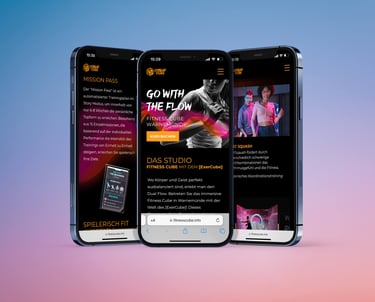 drei smartphones mit bildern einer fitness website