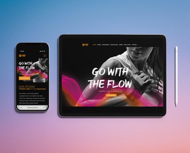 drei smartphones mit bildern einer fitness website