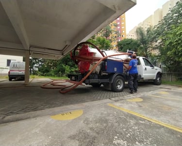 desentupimento com caminhão combinado de hidrojateamento e sucção
