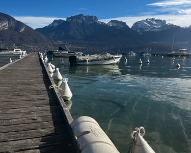 vue sur le lac d'Annecy depuis un ponton à Sevrier