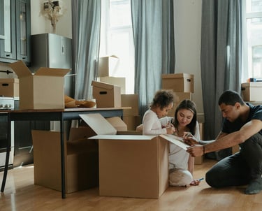 Déménageurs organisant des meubles