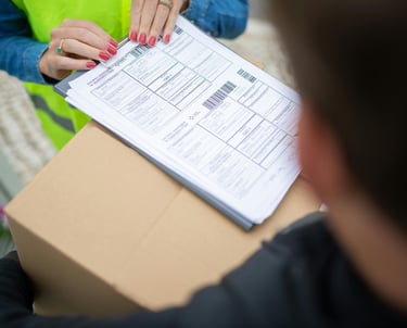 Camionnette chargée de meubles d'appartement