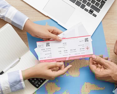 Une femme qui donne à un homme un billet d’embarquement 