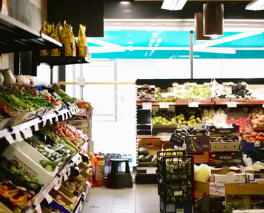 Épicerie avec une grande variété de fruits et légumes