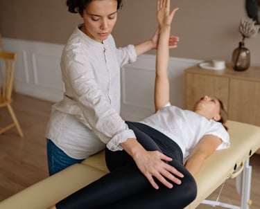 Femme debout qui étire les jambes de la femme allonger sur la table
