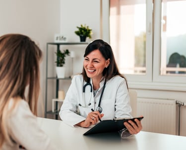 Femme en blouse blanche de médecin