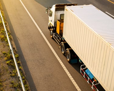  Camion avec une remorque sur la route