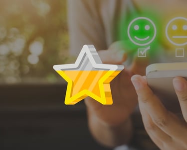  Une personne tient un smartphone affichant une étoile au centre de l’écran