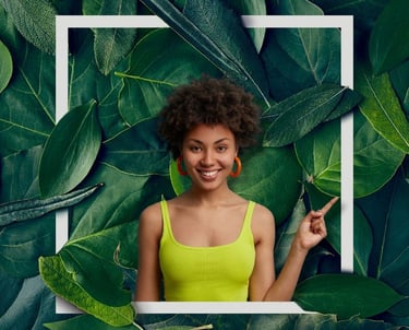 Femme portant un haut vert, encadrée par des feuilles et un contour blanc
