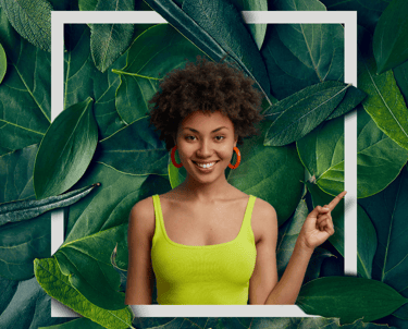 Femme portant un haut vert, encadrée par des feuilles et un contour blanc