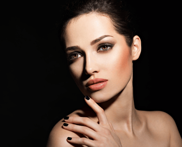 Yüz germe (face lift) uygulaması ile yüz hatlarının sıkılaştırılması sonrası görünüm