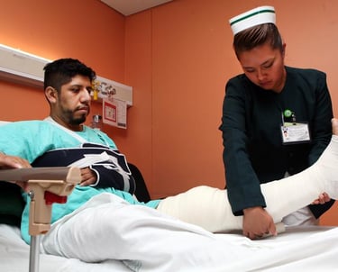 Enfermera atendiendo a un paciente - Foto: Adriana Hernández