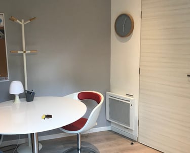 Bureau au rez-de-chaussée de chaussé équipé avec mobilier et une porte fenêtre